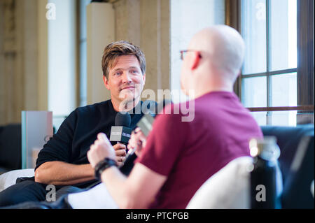 2018 Toronto Film Festival 'Haus des Hosts Aurora' ein Interview mit dem Regisseur Thomas Vinterberg für seinen Film "Kursk" Mit: Thomas Vinterberg, Steve Weintraub Wo: Toronto, Kanada, wenn: 7. Sep. 2018 Credit: Lu Chau/WENN.com Stockfoto