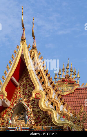 Und aufwändig verzierte Fassade und Dach der Buddhistische Wat Chanthaburi (Chanthaboury) Tempel in Vientiane, Laos, an einem sonnigen Tag. Stockfoto