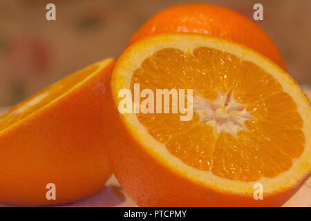 Frischen leckeren, gesunden orange, bevor Sie essen oder Saft Stockfoto