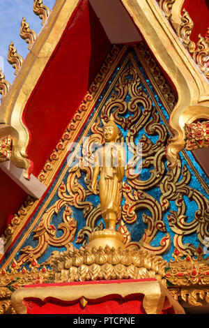 Nahaufnahme eines Buddha Statue und verzierten und aufwändige Fassade der Buddhistische Wat Chanthaburi (Chanthaboury) Tempel in Vientiane, Laos, an einem sonnigen Tag. Stockfoto