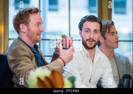 2018 Toronto Film Festival 'Haus des Hosts Aurora' ein Interview mit den Schauspielern von Outlaw King' Mit: Tony Curran, Aaron Taylor-Johnson, Chris Pine, Wo: Toronto, Kanada, wenn: 7. Sep. 2018 Credit: Lu Chau/WENN.com Stockfoto
