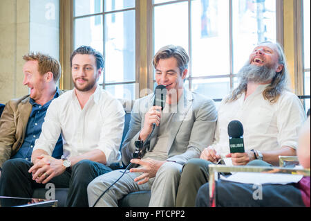 2018 Toronto Film Festival 'Haus des Hosts Aurora' ein Interview mit den Schauspielern von Outlaw King' Mit: Tony Curran, Aaron Taylor-Johnson, Chris Pine, David Mackenzie Wo: Toronto, Kanada, wenn: 7. Sep. 2018 Credit: Lu Chau/WENN.com Stockfoto