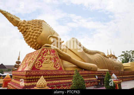 Großen vergoldeten Liegenden Buddha Statue am Tai Tempel Wat That Luang in Vientiane, Laos. Stockfoto
