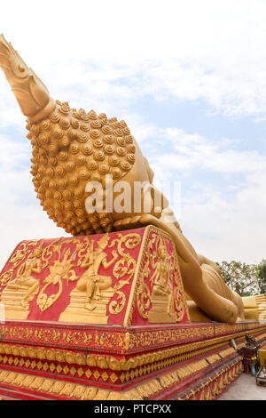 Großen vergoldeten Liegenden Buddha Statue am Tai Tempel Wat That Luang in Vientiane, Laos. Stockfoto