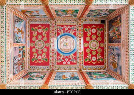 Schön bemalte verzierten Decke an der Tai Tempel Wat That Luang in Vientiane, Laos, von unten gesehen. Stockfoto