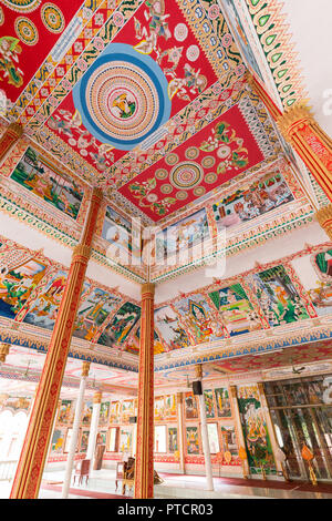 Schön bemalte verzierten Decke an der Tai Tempel Wat That Luang in Vientiane, Laos, von unten gesehen. Stockfoto