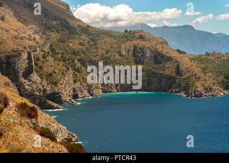 Landschaft von Ieranto Bay in Sorrent, von Punta Campanella, Neapel, Italien Stockfoto