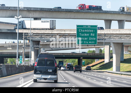 Atlanta, USA - 20. April 2018: I-85 Interstate 85 Autobahn Straße Straße während des Tages in der Hauptstadt Georgiens Stadt, Autos im Verkehr, Zeichen für Mercer University, Stockfoto