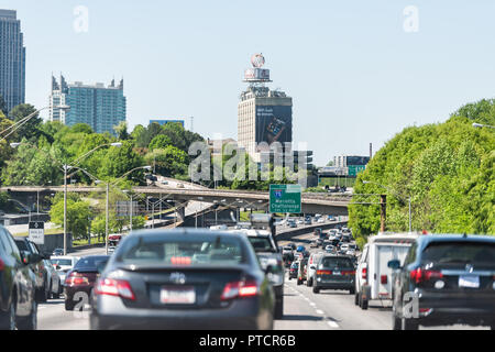 Atlanta, USA - 20. April 2018: I-85 Interstate 85 Autobahn Straße Straße während des Tages in der Hauptstadt Georgiens Stadt, Autos im Verkehr, Ausfahrt für Marrietta, Ch Stockfoto