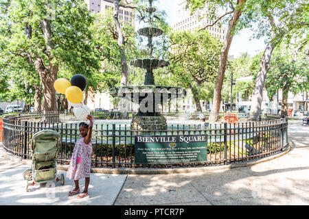 Mobile, USA - 22. April 2018: Altstadt Bienville Square Brunnen im Park von Straße in Alabama berühmten südlichen Stadt, Stadt, junge afrikanische American Girl Stockfoto