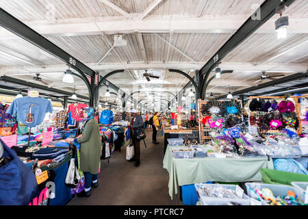 New Orleans, USA - 23. April 2018: Innenstadt Altstadt French Quarter outdoor Flohmarkt, Handwerk Handwerker Basar Eingang, innen in Louisiana, berühmt zu Stockfoto