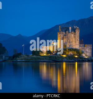 Dämmerung über Eilean Donan Castle am Loch Duich, Dornie, Highlands, Schottland Stockfoto