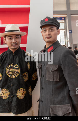 Zwei chinesische Männer in Vintage Kleidung des Zweiten Weltkrieges in Xian, China gekleidet Stockfoto