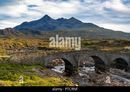 Alte Steinbrücke über den Fluss Slichagan mit dem Schwarzen Cuillin Berge, Slichagan, Isle of Skye, Schottland Stockfoto