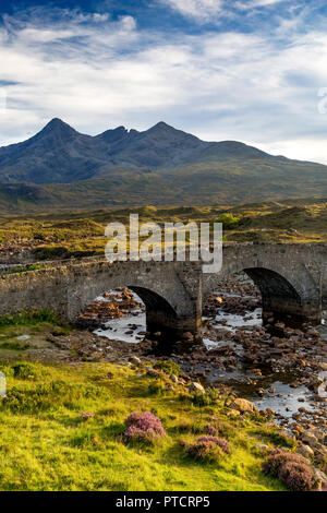 Alte Steinbrücke über den Fluss Slichagan mit dem Schwarzen Cuillin Berge, Slichagan, Isle of Skye, Schottland Stockfoto