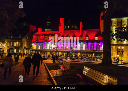 Nacht Szene und Restaurant Leben in der Altstadt von Quebec City, Kanada. Parc Place d'Armes, Rue du Tresor, Rue Sainte-Anne. Stockfoto