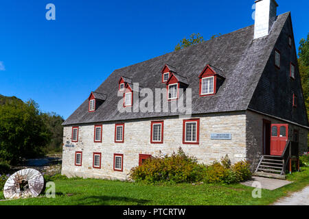 Moulin de la Chevrotiere, Deschambault, Quebec, Kanada. Eine historische Mühle ursprünglich von 1802 entlang der alten King's Way. Stockfoto