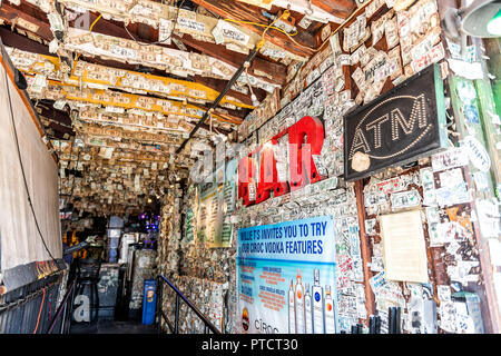 Key West, USA - Mai 1, 2018: Inside Restaurant Bar berühmten Willie T's Schild mit viele Dollarscheine in Florida, Reisen Stockfoto