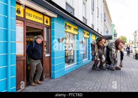 Akureyri, Island - 17. Juni 2018: Kleine Stadt, Dorf, Stadt, Straße, Bürgersteig im Sommer, Mann zu Fuß aus Viking Souvenir shop shop Stockfoto