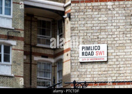 London Nachbarschaft Stadtteil Pimlico, Zeichen für SW1, Stadt von Westminster, Zaun, alte Vintage historisches Ziegelgebäude im traditionellen Stil Wohnungen Stockfoto