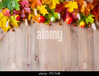 Herbst Hintergrund. Ahorn bunte Blätter im Herbst auf der hölzernen Hintergrund mit Freiraum für Text Stockfoto