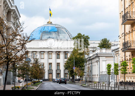 Kiew, Ukraine - 12. August 2018: Ukrainische Parlament Gebäude, Verhovna Rada mit Fahne, Straßenbild von Kiew, niemand Stockfoto