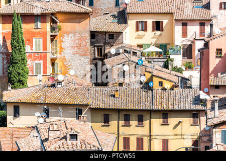 Perugia, Italien - 29 August 2018: Umbrien Stadtbild, die mit historischen alten mittelalterlichen Etruskischen Gebäude und Dächer der Stadt Dorf, orange Farben im Sommer Stockfoto