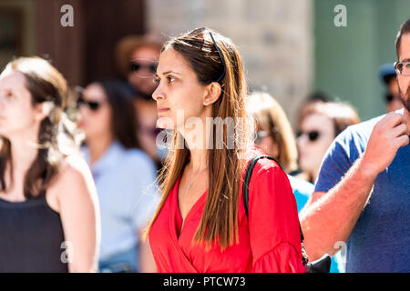 Siena, Italien - 27. August 2018: Closeup Portrait der junge italienische Frau Seite Profil Gesicht im roten Kleid auf der Straße in der historischen, mittelalterlichen Altstadt Dorf Stockfoto