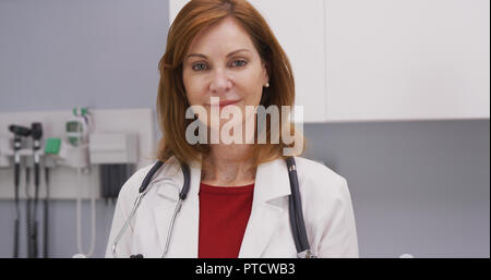 In der Nähe der charmanten leitender Arzt an Kamera Klinik Lächeln Stockfoto