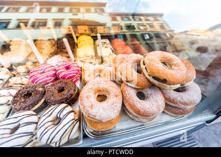 Viele verschiedene Sortiment Vielzahl von Schokolade, pink, Zucker, Normalpapier, überstieg, Vereisung und weißen Donuts mit Streuseln closeup auf Bäckerei Fach, Frittierter van Stockfoto