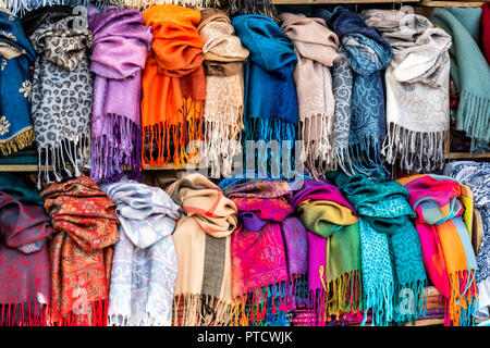 Nahaufnahme Muster von vielen Schals bunt leuchtende Farben, hängend, in der Einkaufsstraße Markt in Firenze, Florenz, Italien in der Toskana Stockfoto