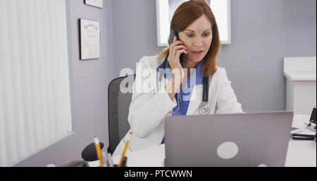 In der Nähe der Medizinischen Arzt diskutieren mit dem Patienten am Telefon ihre Testergebnisse Stockfoto