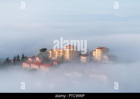 Chiusi Scalo Nebel Nebel Sonnenaufgang auf dem Dach Häuser Gebäude in Umbrien, Italien in der Nähe der Toskana, mit weichen Wolken bedeckt, Stadt, Cityscape, Dunst Stockfoto