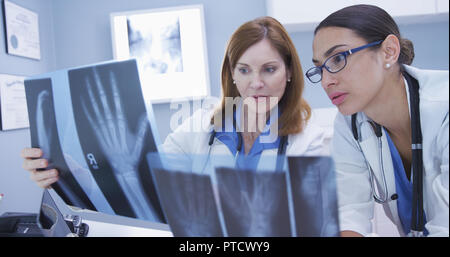 Zwei medizinischen Kollegen auf Röntgenstrahlen innen Medizinisches Büro Stockfoto