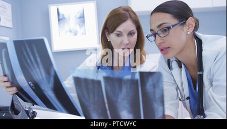 Zwei medizinischen Kollegen auf Röntgenstrahlen innen Medizinisches Büro Stockfoto