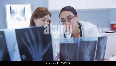 Porträt von zwei Ärzten überprüfung Röntgenstrahlen drinnen Klinik Stockfoto