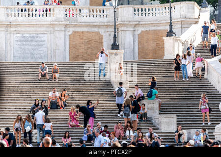 Rome, Italien - 4 September, 2018: die historische Altstadt mit der berühmten Spanischen Treppe, Sommer Tag closeup vieler Leute Touristen Stockfoto