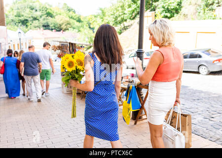 Kiew, Ukraine - 13. August 2018: Alte historische Stadt, Stadt Kiew, zwei Frauen Mode Sommer Kleid zu Fuß auf Andriyivskyi uzviz Abstieg während der sonnigen da Stockfoto