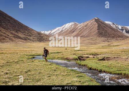 Trekker auf dem Spektakulären high-altitude Trek von Keng Shiber Kara Jilga Zorkul, See und Wanderungen in den Schatten der Afghanischen große Pami Stockfoto