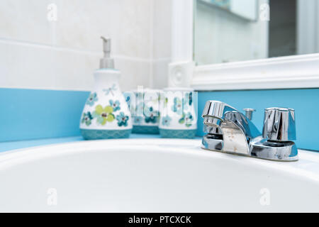 Ein modernes Badezimmer Fliesen- wände mit Mosaik Fliesen Bad