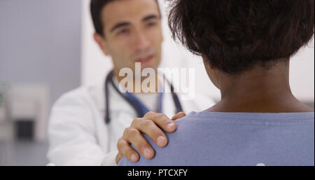 Schöne Afrikanische weiblichen Patienten hören von jungen männlichen Arzt geben medizinische Beratung Stockfoto
