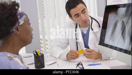 Nahaufnahme von Arzt und Patient diskutieren Ergebnisse der x-ray-Scan Stockfoto