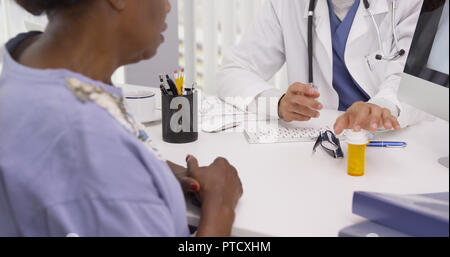 Nahaufnahme von Arzt und Patient diskutieren Ergebnisse der x-ray-Scan Stockfoto