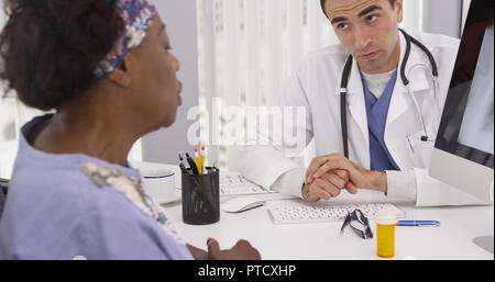 Nahaufnahme von Arzt und Patient diskutieren Ergebnisse der x-ray-Scan Stockfoto