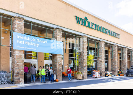 Fairfax, USA - 29. September 2018: Whole Foods Market Zeichen auf äußere Gebäude in der Stadt in Virginia mit Menschen, blau Amazon Prime Lieferung Zeichen, entr Stockfoto