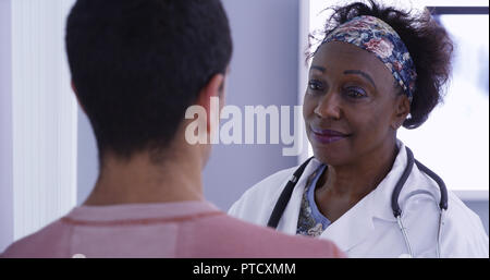 In der Nähe von Mitte alter Schwarz MD Consulting mit männlichen Patienten über Röntgenstrahlen Stockfoto