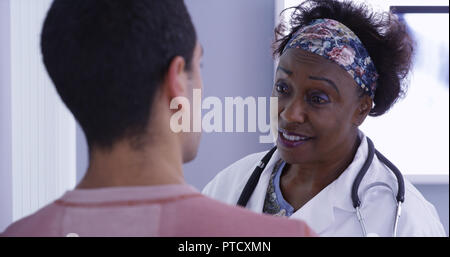 In der Nähe von Mitte alter Schwarz MD Consulting mit männlichen Patienten über Röntgenstrahlen Stockfoto