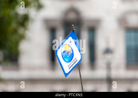 London, Großbritannien - 12 September 2018: Nahaufnahme von Thomas Cook Reiseführer, Reisen glatte Slogan in Vereinigtes Königreich, Großbritannien Stockfoto