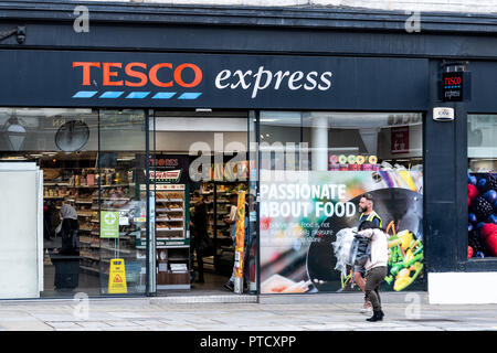 London, Großbritannien - 12 September 2018: Nachbarschaft lokalen Speicher Tesco Express Einkaufen storefront Fassade außen Eingang mit rote Zeichen, Menschen Wal Stockfoto