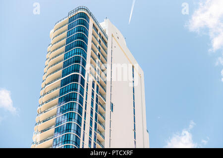 Sunny Isles Beach, USA - Mai 4, 2018: Chateau Beach Residences Apartment Gebäude, Wolkenkratzer, Kondominium Komplex am Ufer, direkt am Strand, Küste, coastl Stockfoto